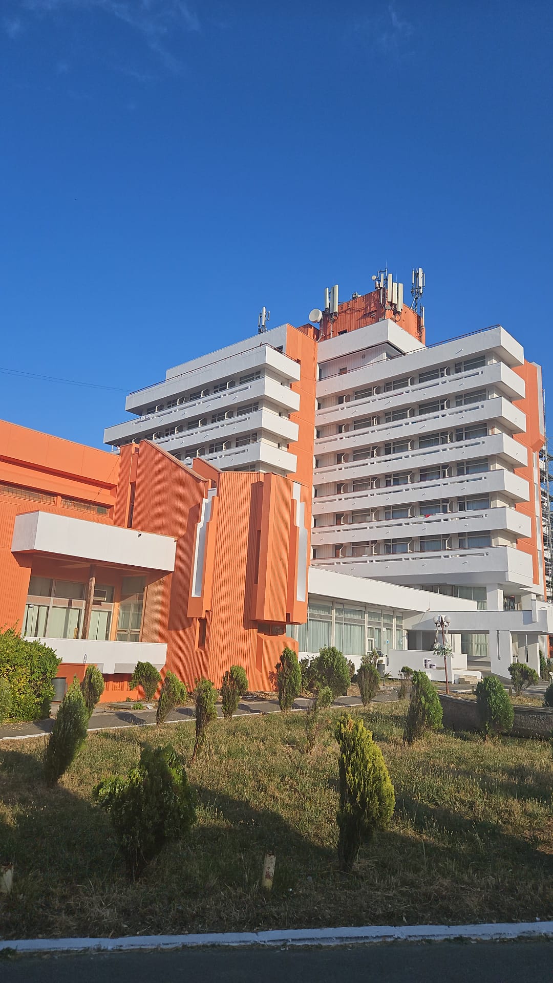 Hotel Forum fotografiat ziua, dinspre grădină