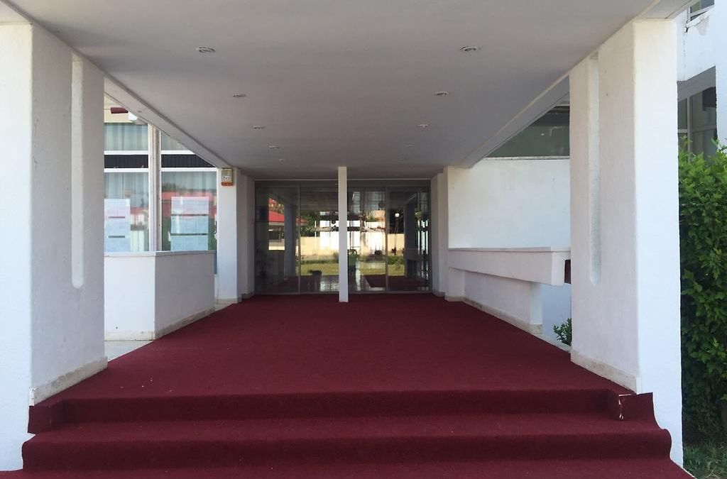 Coridor exterior al Hotelului Forum
