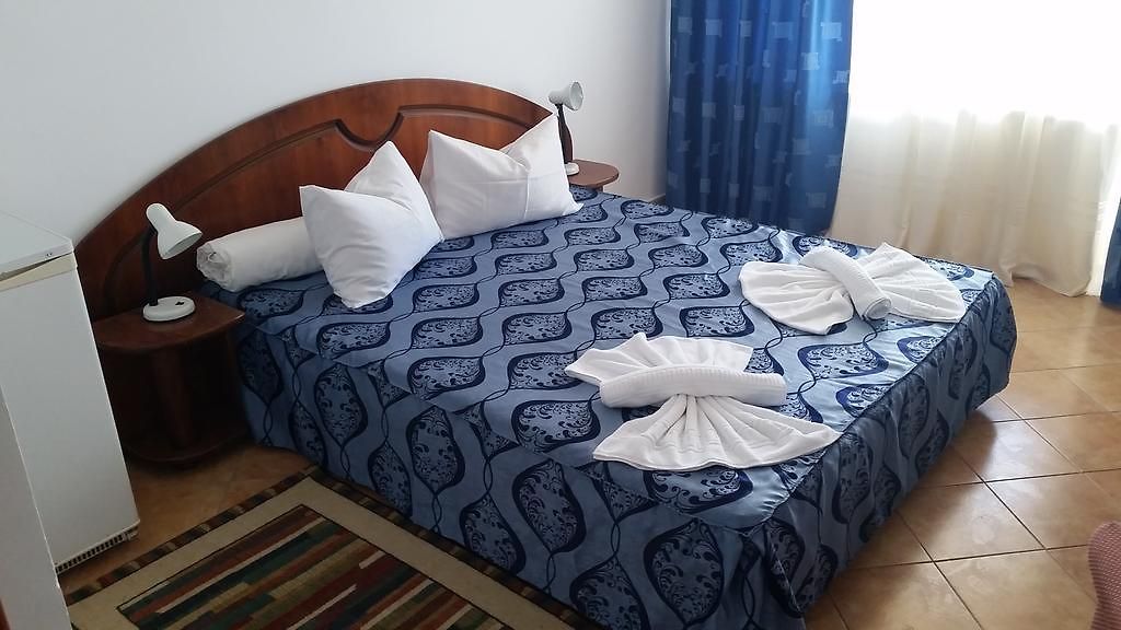 Cameră dublă cu mobilier albastru