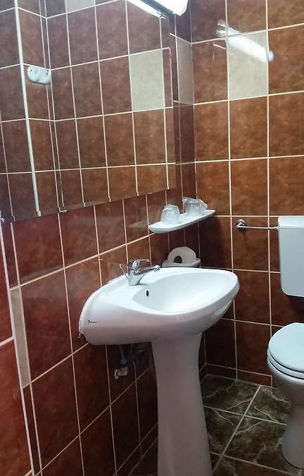 Baie cu lavoar și articole pentru oaspeți