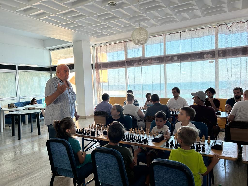 Sala de evenimente a Hotelului Forum, cu marea în fundal