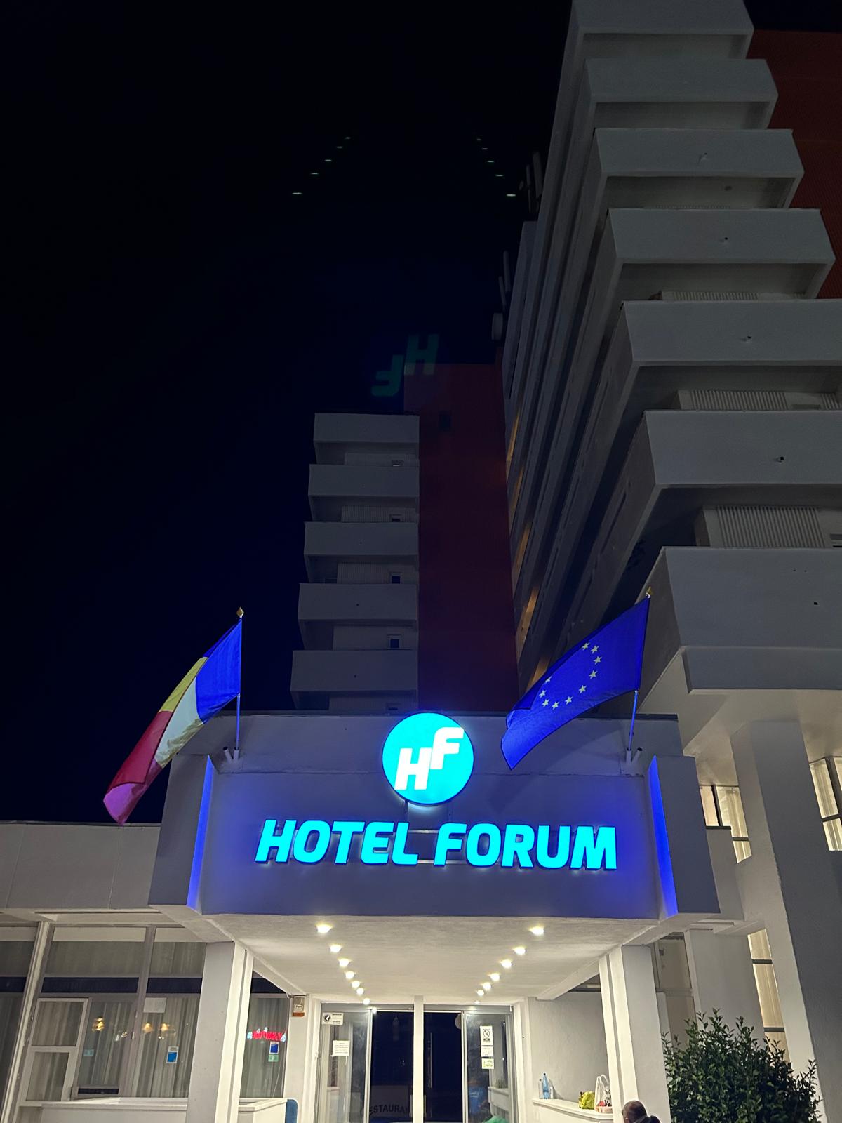 Intrarea Hotelului Forum iluminată seara